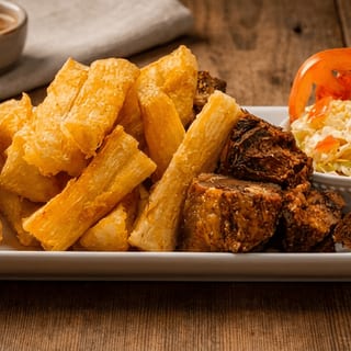 Yuca con Chicharron Frita