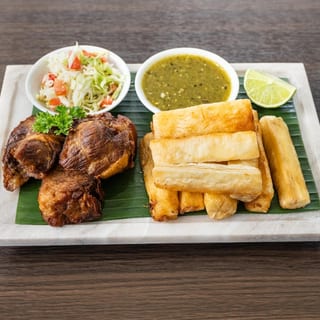 Yuca con Chicharron Frita
